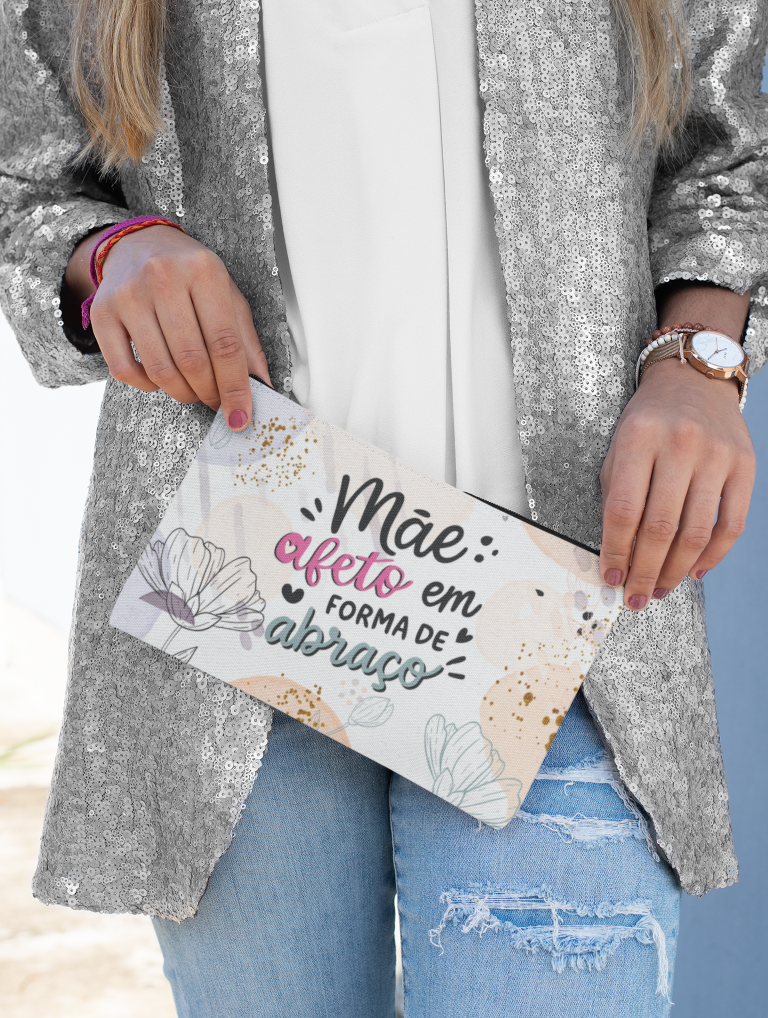 mockup-of-a-stylish-woman-holding-a-pouch-29968